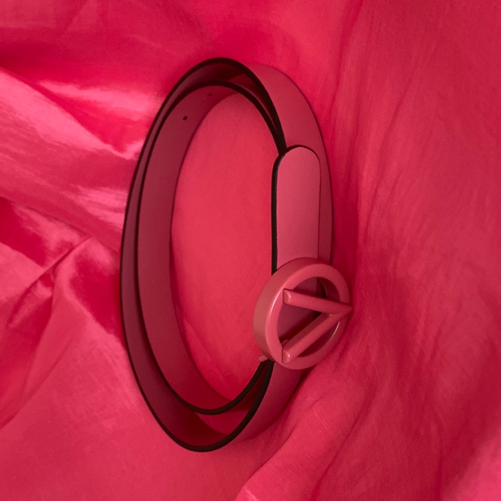 Celebrating your own gorgeous outfit, add a rose pink Valentino belt 🌺